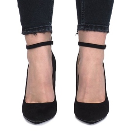 Sapatos pretos em um salto do céu 1