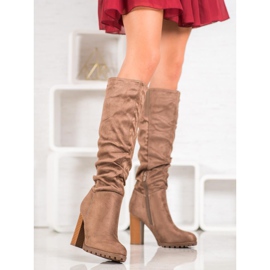 Evento Botas elegantes em um pilar castanho 2