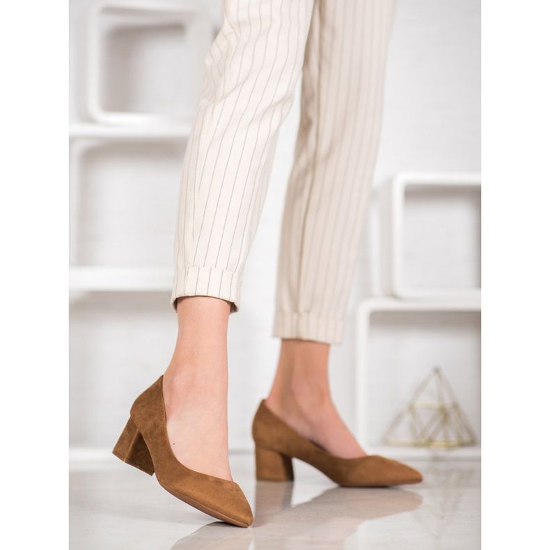 Fama Bombas em um pilar castanho 2