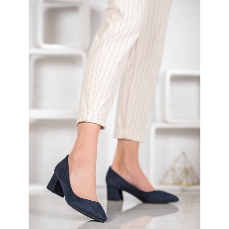 Fama Bombas em um pilar azul 1