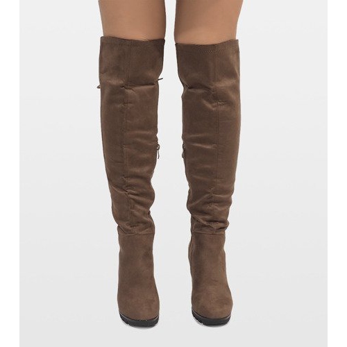Taupe botas isoladas em um post N503 cinza 2 Taupe botas isoladas em um post N503 cinza 2