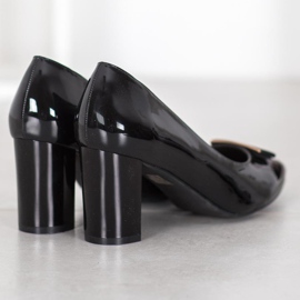 Sergio Leone Bombas elegantes em um pilar preto 1