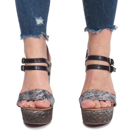 Sandálias pretas em uma cunha de truta preto 1