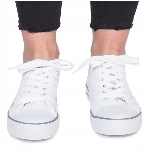 Impressione os tênis bege com aberturas branco 1