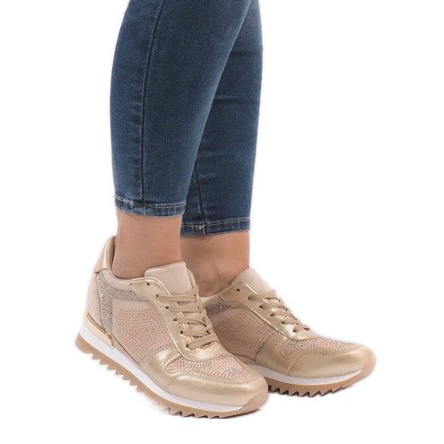 Tênis dourado na cunha G-125 1