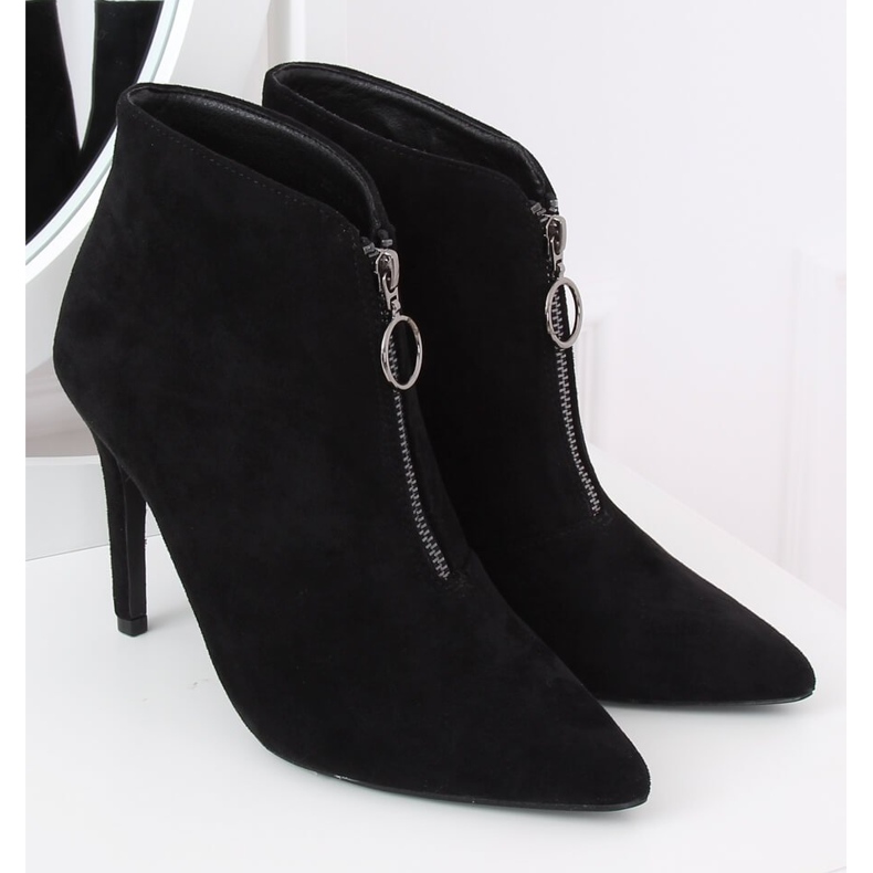 Botas pretas em um alfinete preto A3-029 preto 2