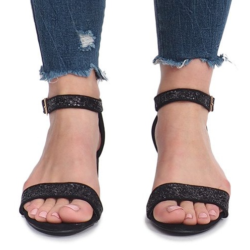 Sandálias pretas no posto de Montana preto 1