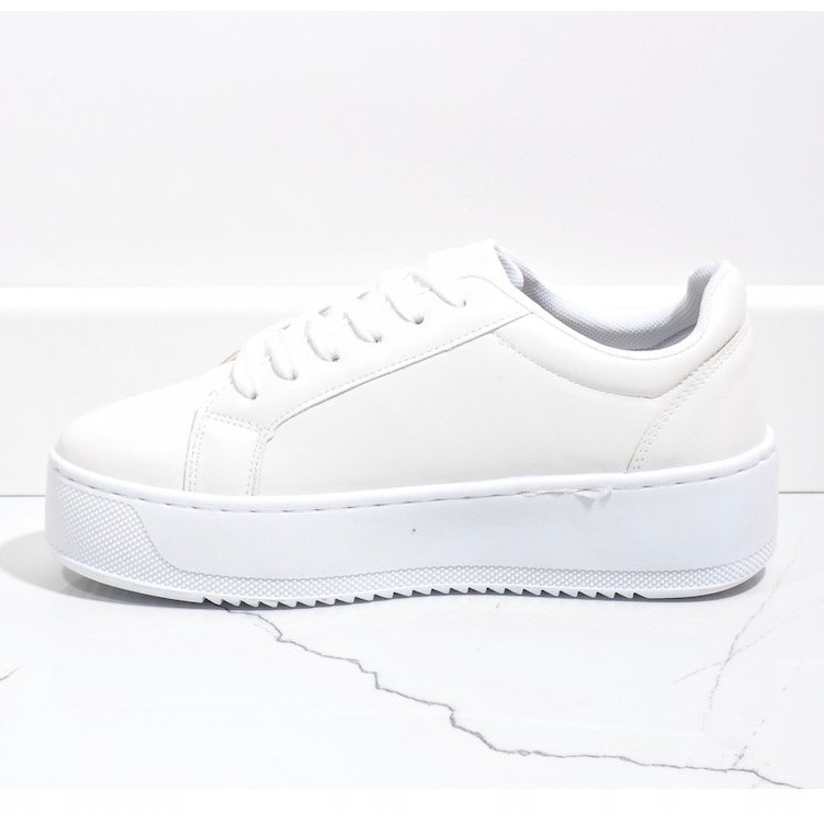 Tênis branco na plataforma 798 1