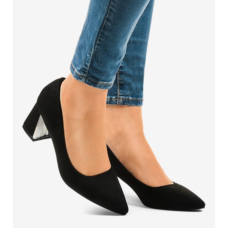 Bombas de camurça preta no pilar L439 preto 2