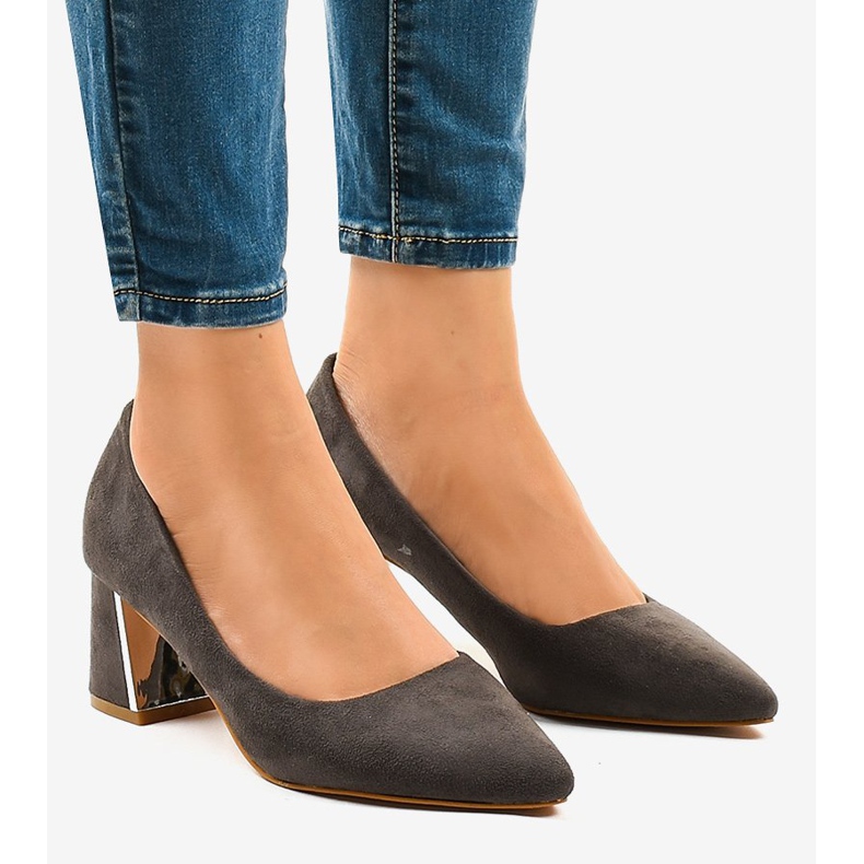 Bombas de camurça cinza no pilar L439 1