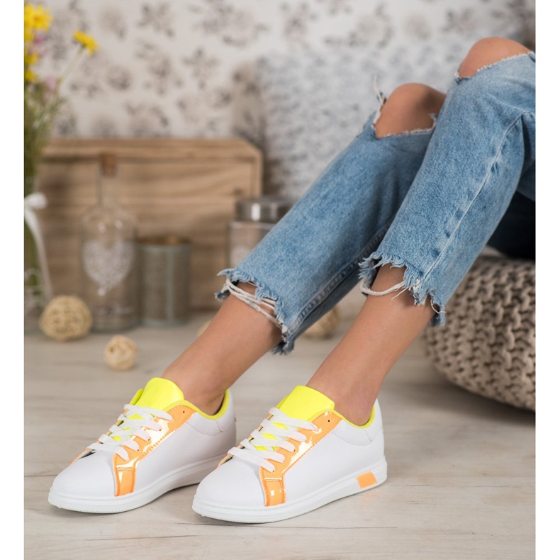 Ideal Shoes Tênis elegantes com couro ecológico branco laranja 1