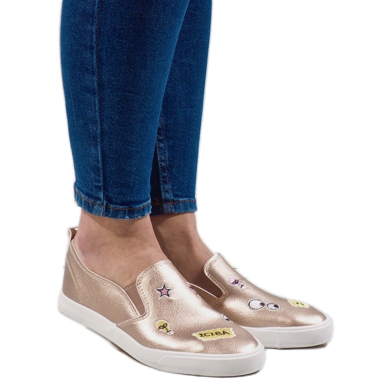 Tênis dourado com estampas G82-5 1 Tênis dourado com estampas G82-5 1