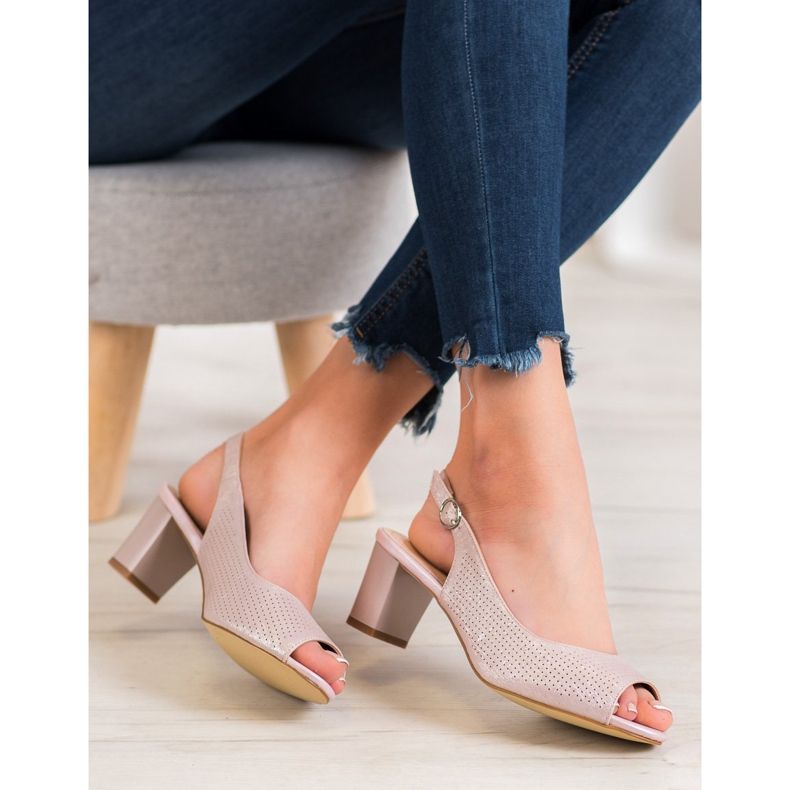 Sergio Leone Sandálias a céu aberto em um bar rosa 2