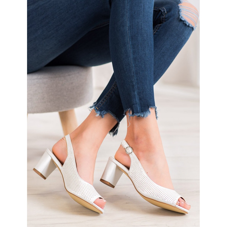 Sergio Leone Sandálias a céu aberto em um bar branco 2