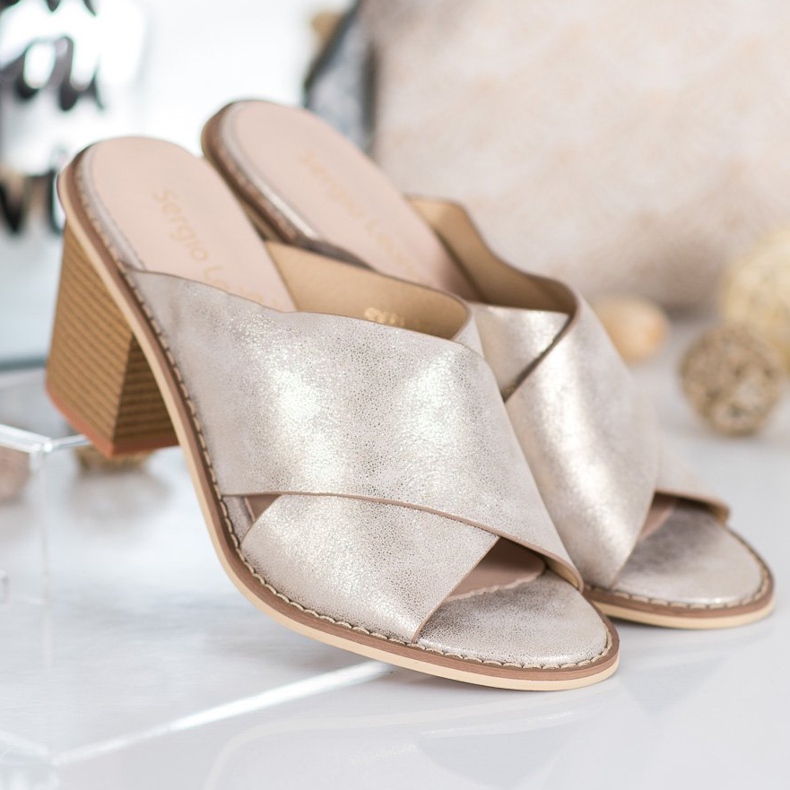 Sergio Leone Chinelos dourados no bar 2