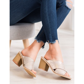 Sergio Leone Chinelos dourados no bar 1