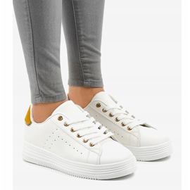 Tênis branco clássico na plataforma BK-52 1