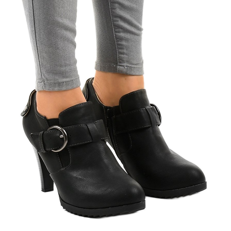 Botins pretos com fivela A-25A 1