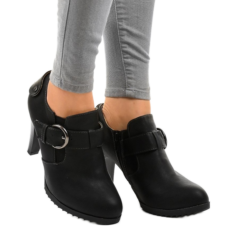 Botins pretos com fivela A-25A 2