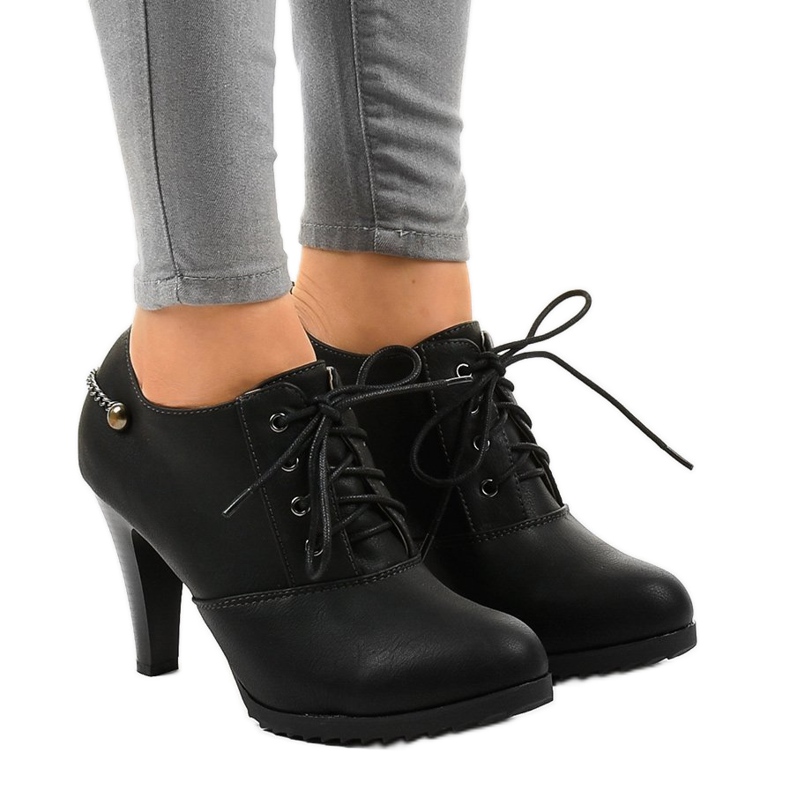 Botins pretos com fivela A-24A 1