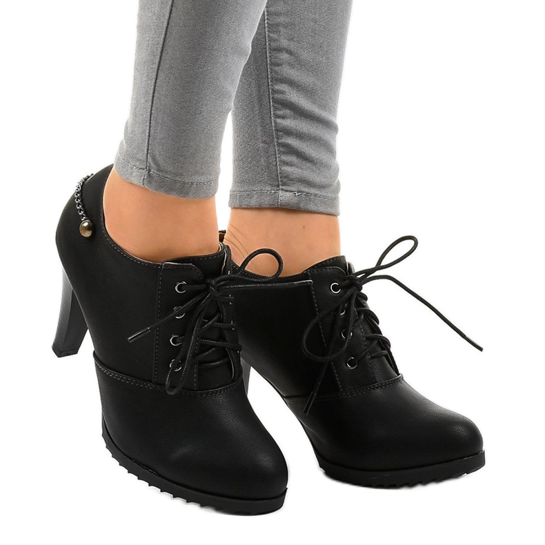 Botins pretos com fivela A-24A 2