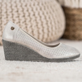 Bombas de cunha leve bege 1