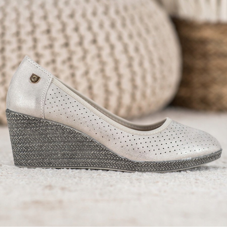 Bombas de cunha leve bege 1