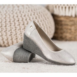 Bombas de cunha leve bege 2