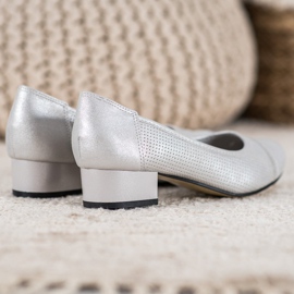 Goodin Bombas a céu aberto em um pilar cinza 2