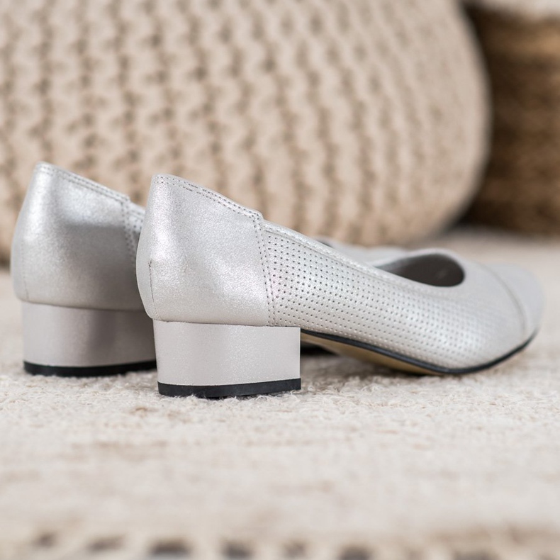 Goodin Bombas a céu aberto em um pilar cinza 2