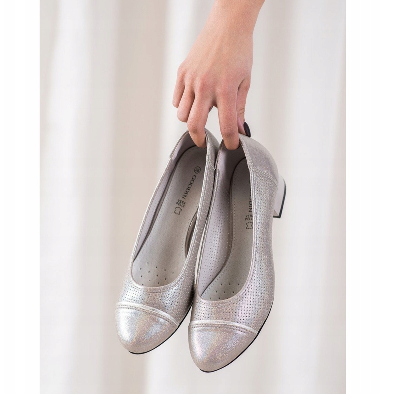 Goodin Bombas a céu aberto em um pilar multicolorido 1