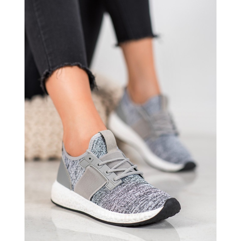 Bona Calçados esportivos na plataforma cinza 1