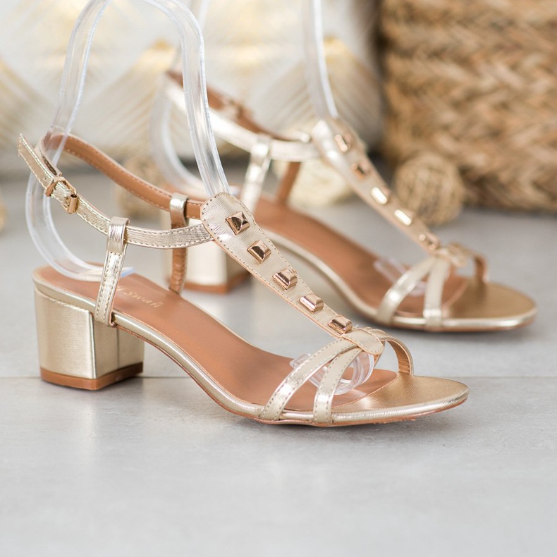 Small Swan Sandálias douradas com tachas dourado 1