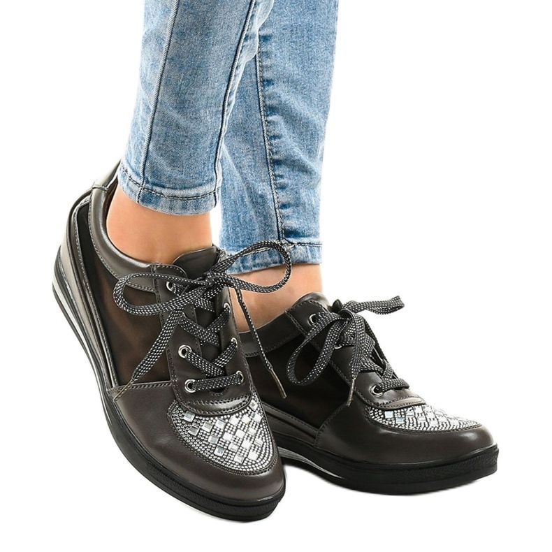 Tênis de malha cinza na cunha TL-29 1