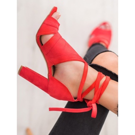 Seastar Sandálias amarradas em um poste vermelho 2