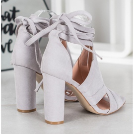 Seastar Sandálias amarradas em um bar cinza 1