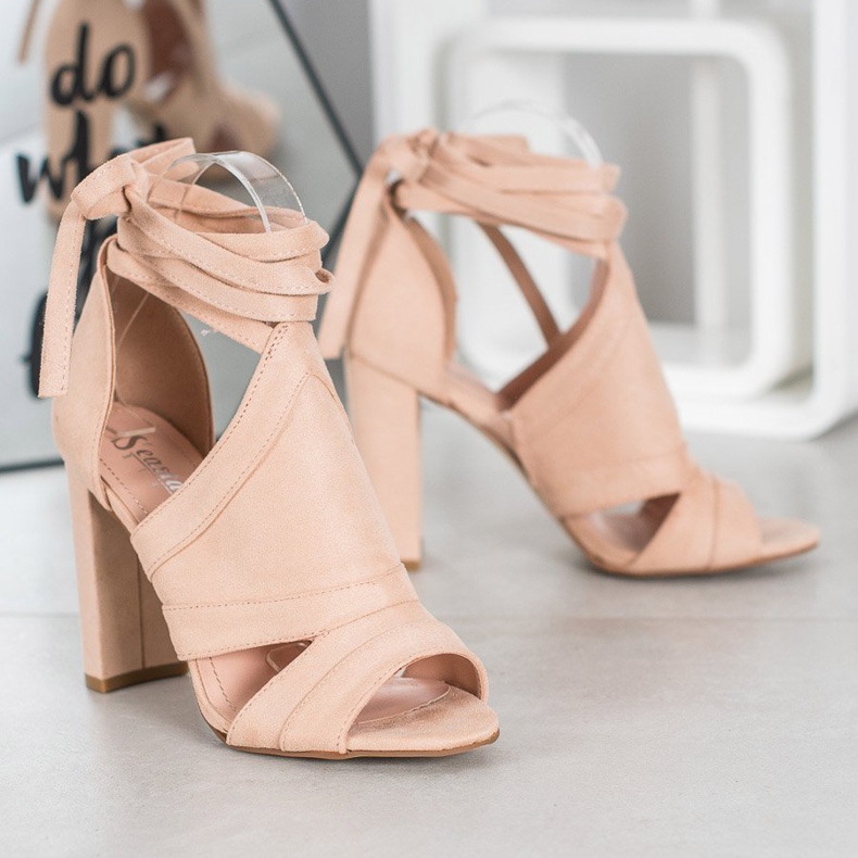 Seastar Sandálias amarradas em um poste bege 1