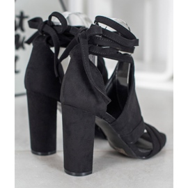 Seastar Sandálias amarradas em um poste preto 1