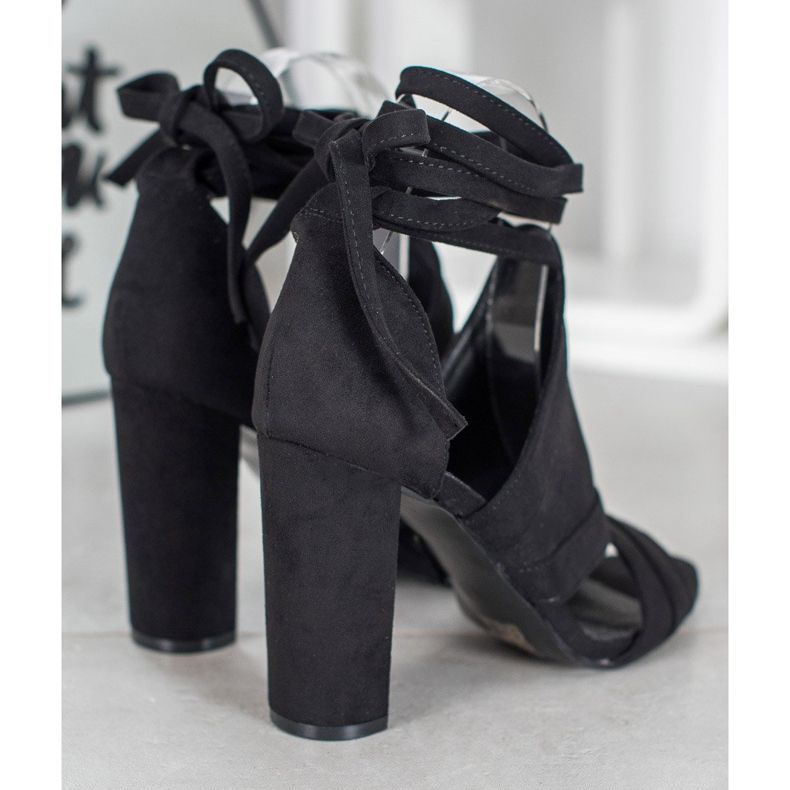 Seastar Sandálias amarradas em um poste preto 1