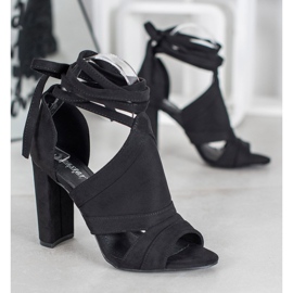 Seastar Sandálias amarradas em um poste preto 2