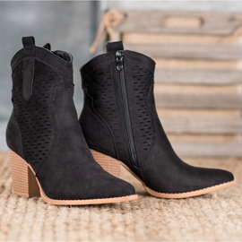 Seastar Cowgirls a céu aberto em um pilar preto 1