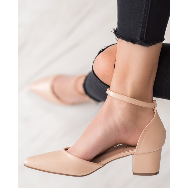 Seastar Bombas confortáveis ​​em um pilar marrom 2