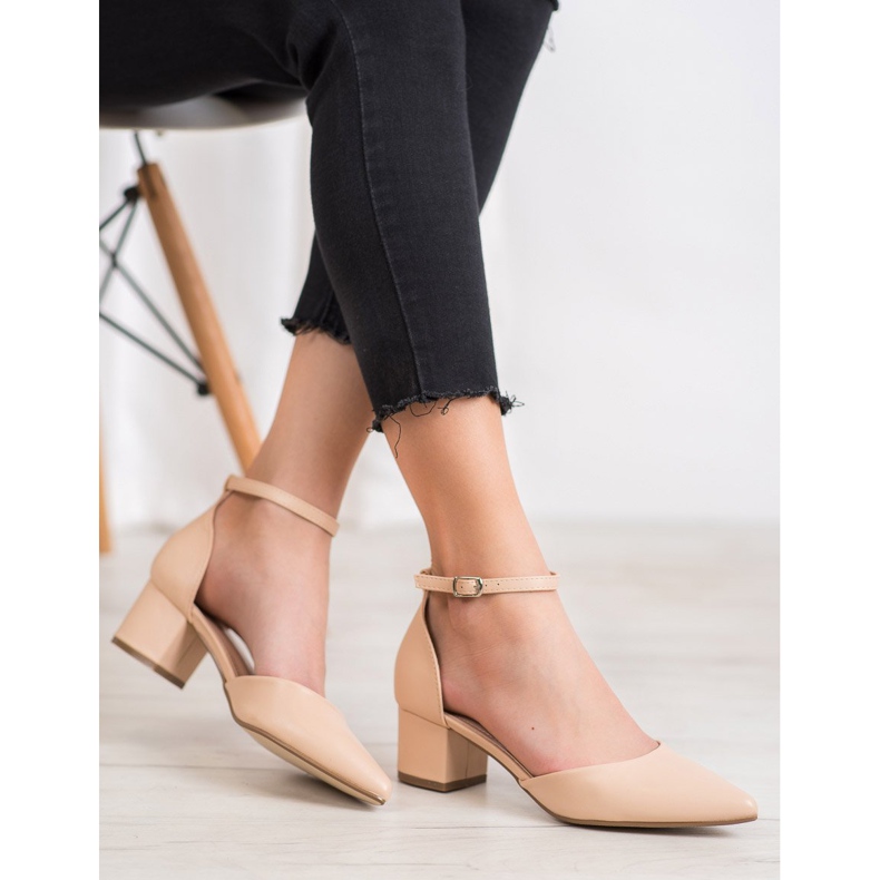 Seastar Bombas confortáveis em um pilar castanho 1 Seastar Bombas confortáveis em um pilar castanho 1