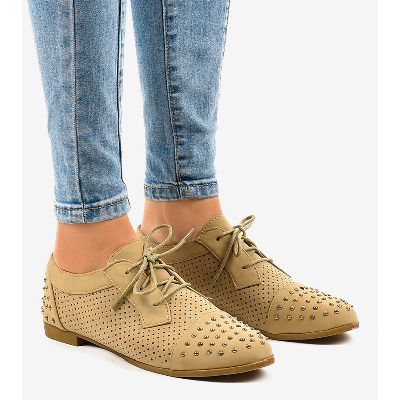 Sapatos bordados bege com tachas MJ1125 1 Sapatos bordados bege com tachas MJ1125 1