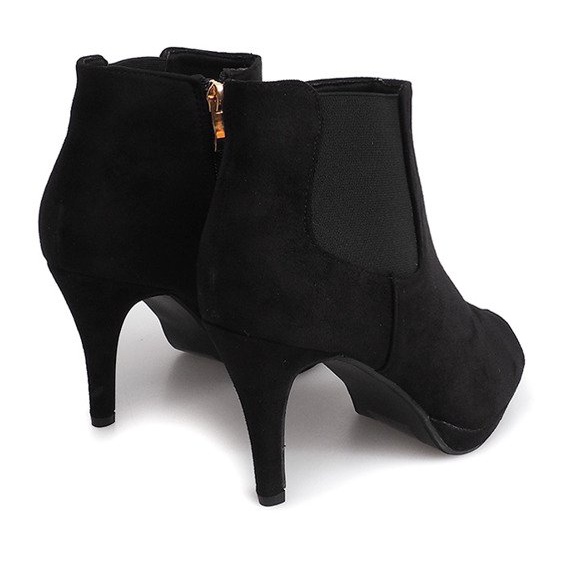Botas abertas em um poste preto 7187 1