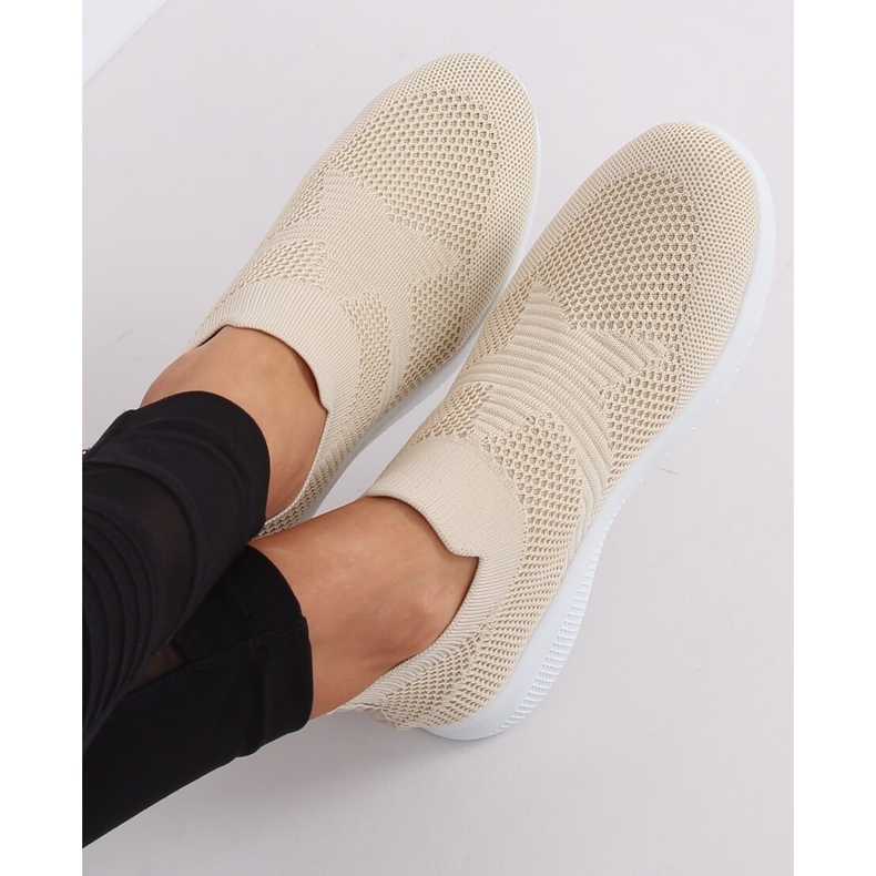 Sapatos esportivos bege NB330P 2