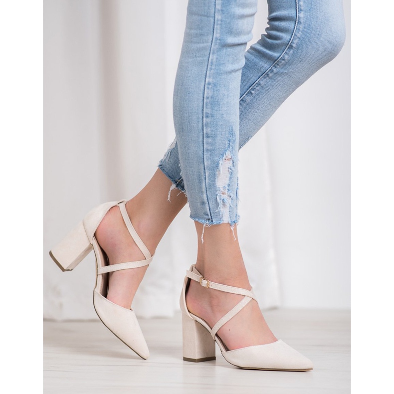 Diamantique Bombas em um pilar castanho 1