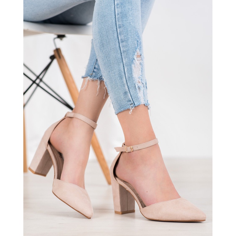 Seastar Bombas de camurça em um pilar castanho 1