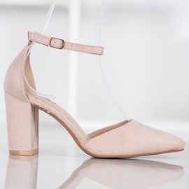 Seastar Bombas de camurça em um pilar castanho 2