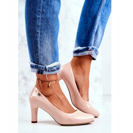 Bombas femininas Sergio Leone Varnished em uma postagem bege nua 2